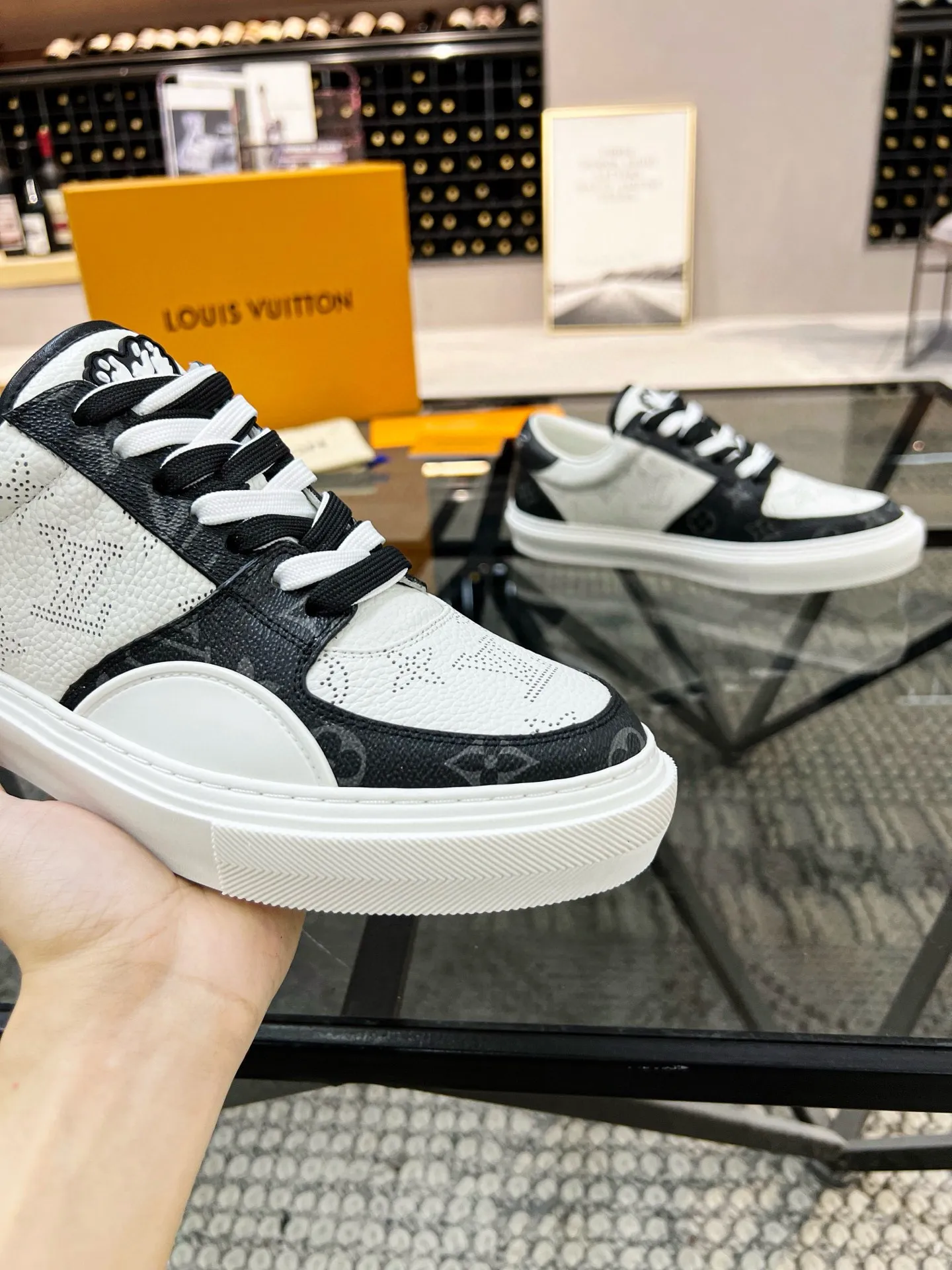 Factory price: 438💰LV top purchasing agent 🇮🇹 Lu Street Male God’s popular casual sneakers counter synchronized, uppers imported from Italy cowhide fabrics, colorful and complex handicrafts, imported water-dyed cowhide lining cowhide foot pads Soles: original soles specially provided by the factory, TPU exclusive movable molded soles super comfortable, original factory single goods, 🔍🔍high quality, you can enter and exit the counter at will, welcome to compare, code number 38-44 (45 can be ordered)